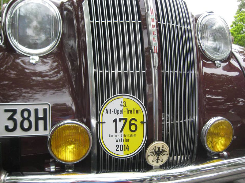 Opel Klassikertreffen an der historischen Opel Schmiede