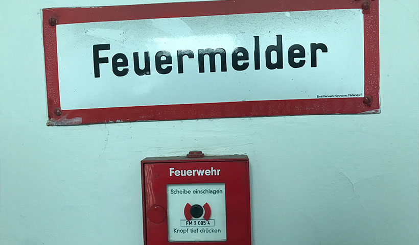 Symbolbild: Feuermelder und Notfallkontakt für verlässliche IT-Sicherheit